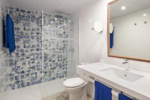 Bilik mandi di Suite Hotel Montana Club