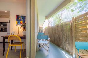 a balcony with a table and chairs and a fence at Le Mérignac Cozy Corner - T3 & Terrasse in Mérignac