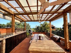 un patio extérieur avec une pergola en bois dans l'établissement Lux 2-Level Townhouse with Stunning Historic Views, à Sans Souci
