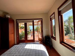 une chambre avec un lit et une grande fenêtre dans l'établissement Lux 2-Level Townhouse with Stunning Historic Views, à Sans Souci 59 autres photos