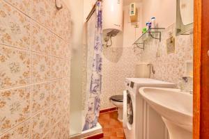 a small bathroom with a toilet and a sink at Accogliente appartamento a due minuti dal centro in Morena