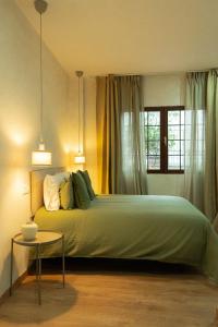 une chambre avec un grand lit et une table dans l'établissement Tierra Blanca, à Madrid