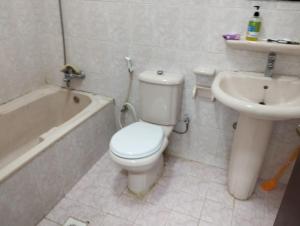 un bagno con un water e un lavandino di Muscat Women's Hostel a Mascate