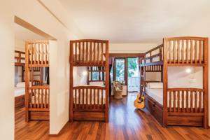 Cette chambre comprend 4 lits superposés et une guitare. dans l'établissement Monkey Tribe Munnar, à Munnar