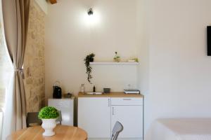 Η κουζίνα ή μικρή κουζίνα στο Rihal Rooms