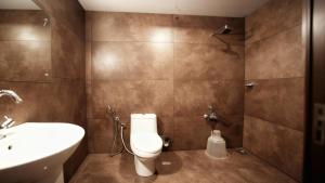 ein Badezimmer mit Toilette und Waschbecken in der Unterkunft Monkey Tribe Munnar in Munnar
