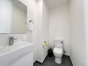 ein weißes Badezimmer mit Toilette und Waschbecken in der Unterkunft Blue Haven Retreat - Marsden Park Townhouse in Marsden Park