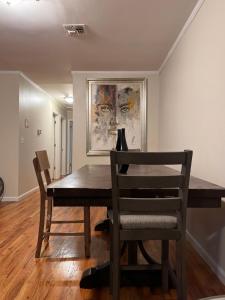 ein Esszimmer mit einem Holztisch und Stühlen in der Unterkunft Urban haven 3 Kings bedroom near EWRNYC DTW in Newark
