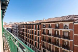 un grupo de edificios en un puente en una ciudad en Negresco Plaza Mayor, en Madrid