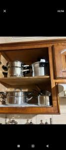 2 pentole e padelle su un fornello in cucina di Appartement agadir centre ad Agadir