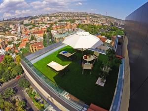 Vaade majutusasutusele Opera Suite Hotel linnulennult