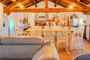 蒙塞利切Villa Nides的厨房兼餐厅，配有桌椅 更多29张照片