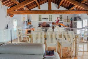 eine Küche und ein Esszimmer mit Tisch und Stühlen in der Unterkunft Villa Nides in Monselice