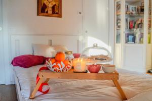 ein Tisch mit Obst und Kerzen auf einem Bett in der Unterkunft Villa Nides in Monselice