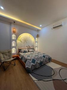 una camera da letto con un letto grande e una sedia di villa sawah kolam renang privat a Godean