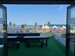 balcón con mesas y vistas a la playa en 最大32名 足湯 ビアサーバー バーベキュー 海を一望できる開放空間 大人数 合宿研修 ファミーユ湯川, en Ito 25 fotos más
