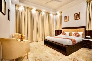 una stanza d'albergo con un letto e una sedia di adiMOUNT-Kumaon Eco Resort a Dwārāhāt Altre 110 foto