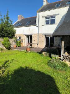 a house with a grass yard in front of it at Ancienne maison de pêcheur à St Cado charme, authenticité et confort in Belz +49 photos