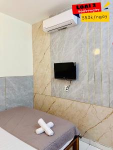 Habitación con TV y 2 toallas blancas. en Khách sạn Thế Giới Mới - Thế Giới Mới Hotel, en Ho Chi Minh 28 fotos más