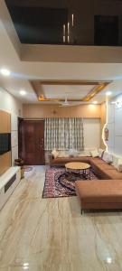 una amplia sala de estar con sofás y una mesa en Rama Ashish, en Ābu Road 31 fotos más