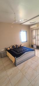 un dormitorio con una cama grande en una habitación en Rama Ashish, en Ābu Road