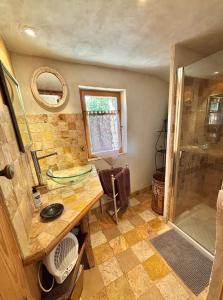 un baño con lavabo y ducha en L'Oustaou des Monges, en Mollans-sur-Ouvèze