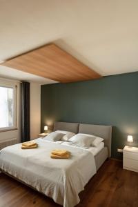 เตียงในห้องที่ Loft in Seenähe im Herzen von Bregenz