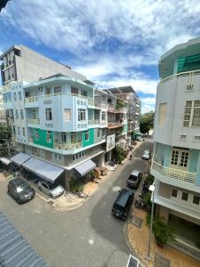an aerial view of a street with buildings and cars at Vân Trang Hotel in Vĩnh Long