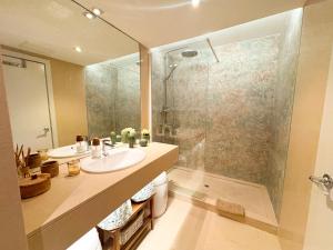 ein Badezimmer mit Waschbecken und Dusche in der Unterkunft Cosy villa with private pool by CanaryScape in San Bartolomé de Tirajana + 21 Fotos