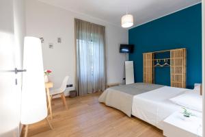 a bedroom with a bed and a blue wall at Moonlight Drive in Cava deʼ Tirreni