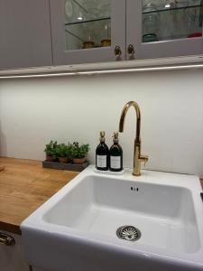 ブライトン＆ホーブにあるOlive Tree Apartment Hoveの- キッチンシンクに座るワイン2本 +61枚の写真