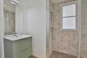 un baño con lavabo y ducha en Appartement neuf à 5 minutes à pied de la plage, en Barbâtre 29 fotos más