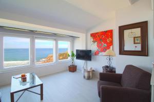 un soggiorno con vista sull'oceano di LosLocos beach a Suances