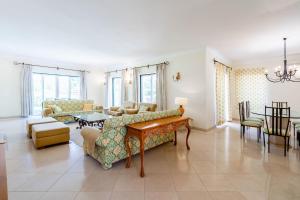 a living room with a couch and a table at Casa Atlantico in Quinta do Lago