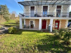 L'Ecrin de Verdure du Centre Ville في إيكس لي بان: منزل به ساحة كبيرة أمامه