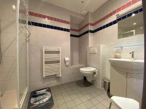 L'Ecrin de Verdure du Centre Ville في إيكس لي بان: حمام مع مرحاض ومغسلة ودش +24 صورة