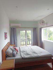 Kaôh KonにあるBlue House - Koh Rong Sanloem, m'paiのベッドと窓のある寝室