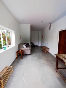 Kaôh KonにあるBlue House - Koh Rong Sanloem, m'paiのソファとテーブルのあるリビングルーム