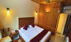 Un pat sau paturi într-o cameră la Changs Resort