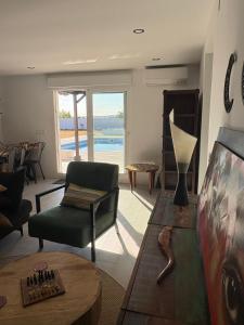 ein Wohnzimmer mit Sofa und Tisch in der Unterkunft Las Colinas in Illana