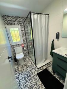 ein Badezimmer mit Dusche, Toilette und Waschbecken in der Unterkunft Las Colinas in Illana