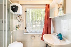 Ένα μπάνιο στο Bungalow 6 - Finnhütte +10 φωτογραφίες