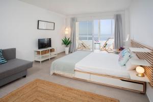 Sitio de CalahondaにあるCasa Tek Mijasの大きなベッドとバルコニーのある寝室 +31枚の写真