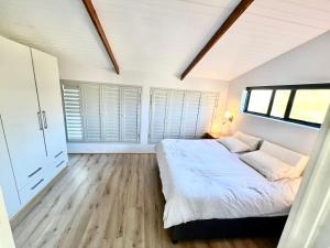 un dormitorio con una cama y una ventana en bobinga peksan, en Sedgefield