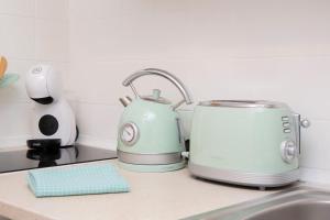 Sitio de CalahondaにあるCasa Tek Mijasのシンクの横のキッチンカウンターに置かれたトースター