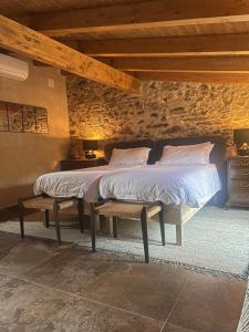 Un dormitorio con una cama grande y un banco. en Casa Rural La Real de Guadalupe, en Guadalupe 34 fotos más
