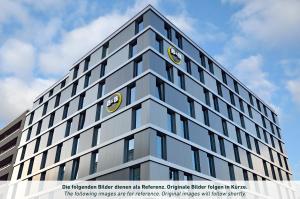 un edificio alto con un reloj encima en B&B HOTEL Lippstadt, en Lippstadt