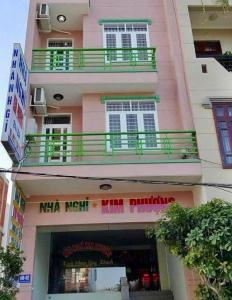 un edificio rosa con balcone sopra di Nhà Nghỉ Kim Phượng Vũng Tàu a Vung Tau