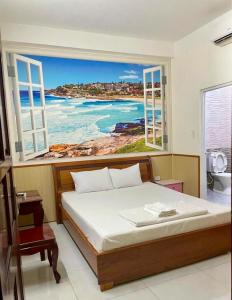 una camera da letto con un letto con vista sull'oceano di Nhà Nghỉ Kim Phượng Vũng Tàu a Vung Tau