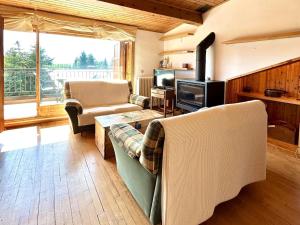 Posezení v ubytování Marmota, Ático en Llívia, jardín comunitario con piscina y pista de tenis